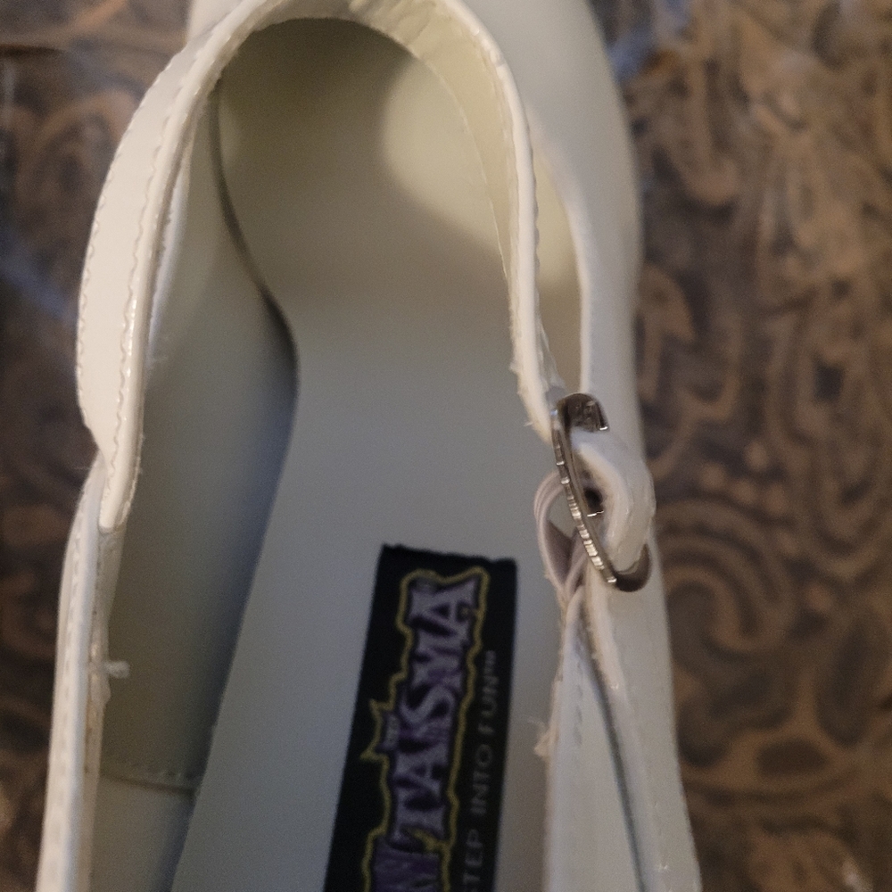 White heels - Picture 8 of 9
